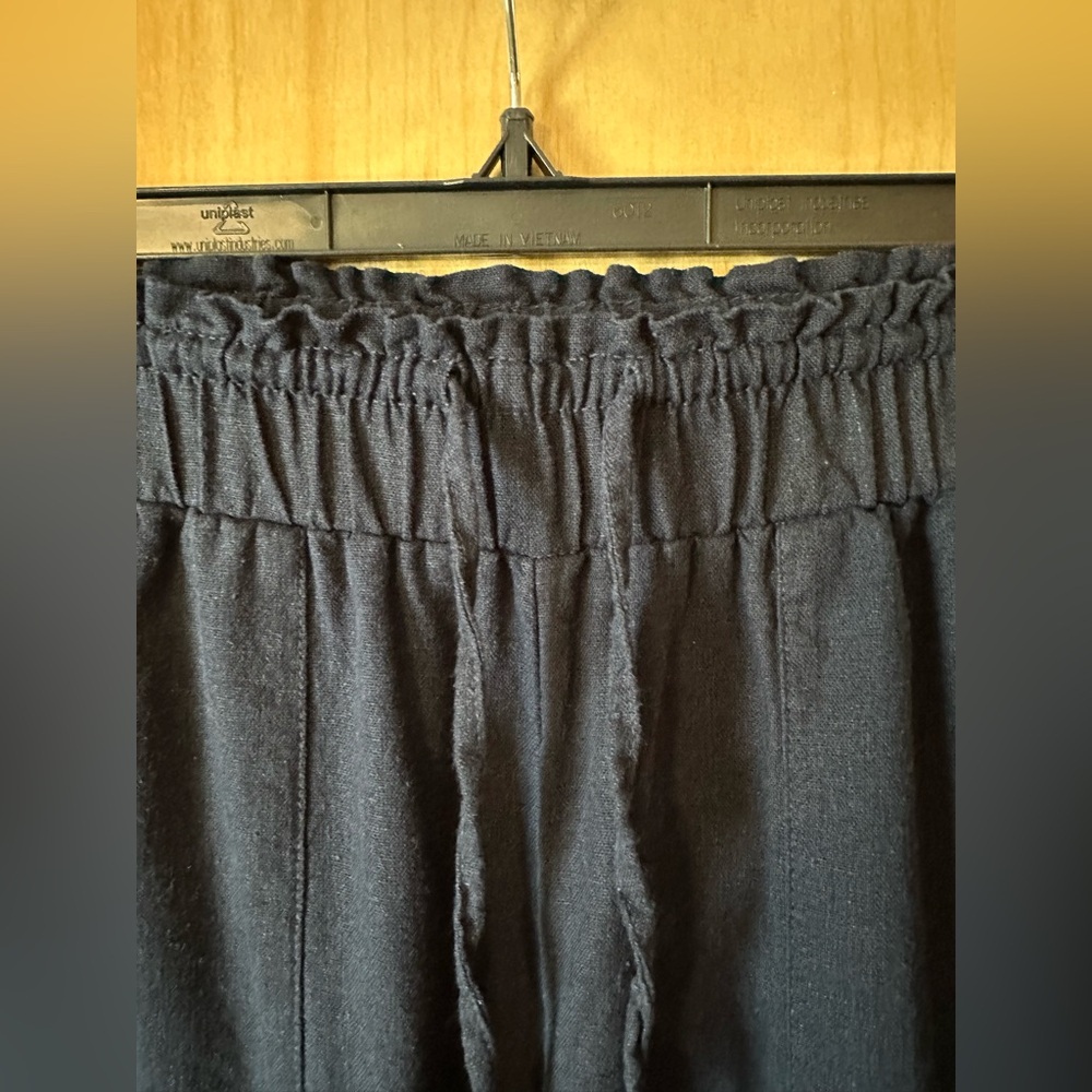 Time and Tru Women's Linen Blend Cropped
Cargo Pants - Picture 3 of 8